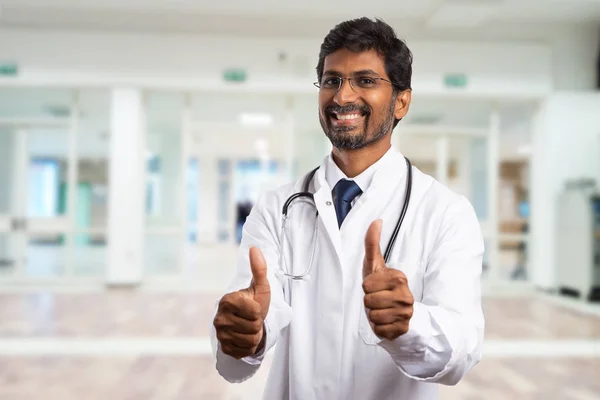 Médico Indiano Alegre Médico Fazendo Como Gesto Segurando Dois Polegares — Fotografia de Stock