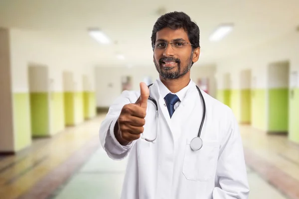 Indiska Läkare Eller Sjukvårdare Som Bär Glasögon Håller Tummen Upp — Stockfoto
