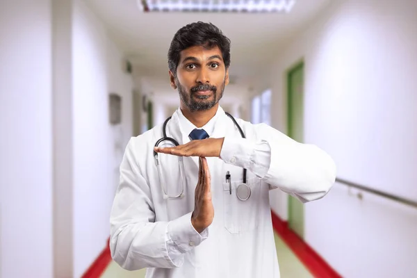 Indischer Arzt Oder Sanitäter Mit Ernstem Gesichtsausdruck Der Eine Auszeit — Stockfoto