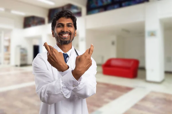 Vriendelijke Mannelijke Indiase Dokter Arts Houdt Vingers Gekruist Als Geluk — Stockfoto