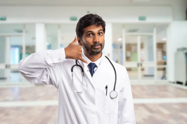 Seriöser Und Vertrauenswürdiger Indischer Arzt Oder Sanitäter Mit Erhobenen Fingern — Stockfoto