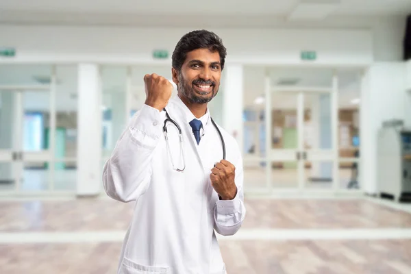 Чоловічий Індійська Медик Або Лікар Святкування Успіху Посміхаючись Кулаками Вгору — стокове фото