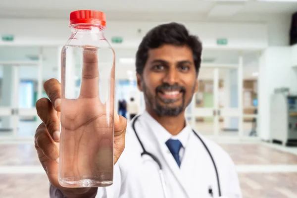 Close Dari Botol Air Plastik Dipegang Oleh Dokter India Atau — Stok Foto