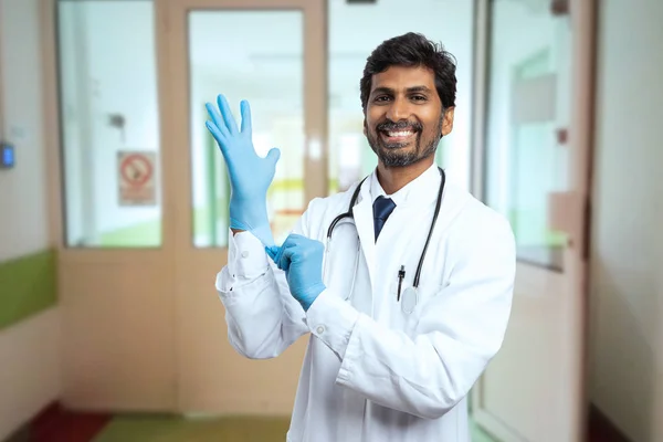 Médecin Indien Médecin Préparant Pour Chirurgie Comme Porter Des Gants — Photo