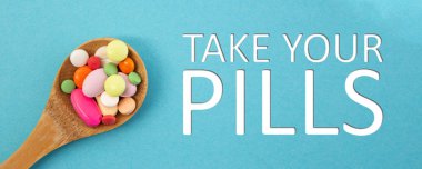 Kaşık dolusu ilaç olarak almak sizin hapları kavramı ile metin üzerinde mavi arka plan