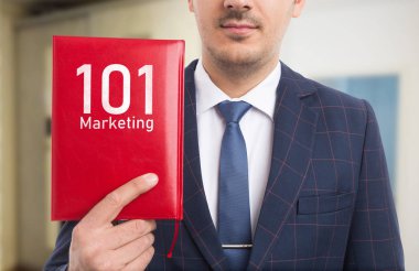 -Yüz kitap reklam kavram olarak kırmızı deri kapaklı pazarlama bir sunulması iş adamı