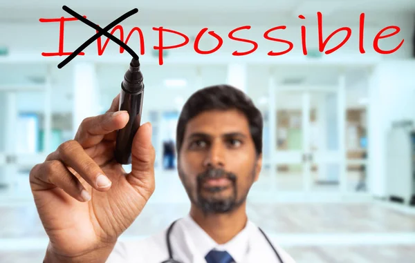 Médico Indiano Médico Homem Transformando Palavra Impossível Possível Cruzando Preposição — Fotografia de Stock