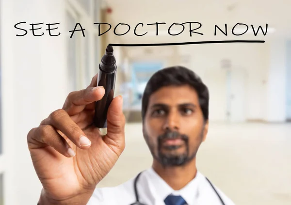 Close Médico Indiano Masculino Sublinhando Ver Médico Agora Texto Tela — Fotografia de Stock
