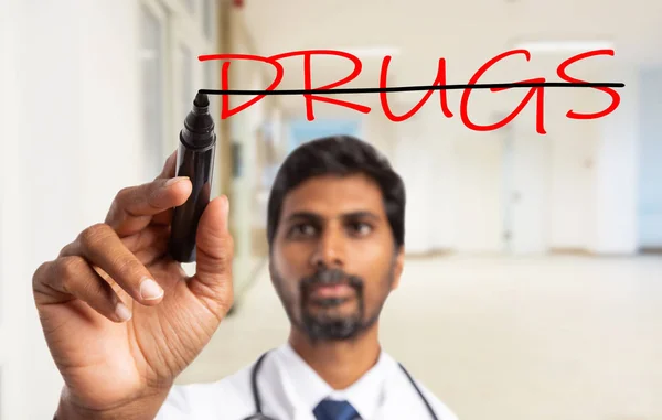 Close Médico Indiano Masculino Cortando Drogas Palavra Tela Invisível Com — Fotografia de Stock