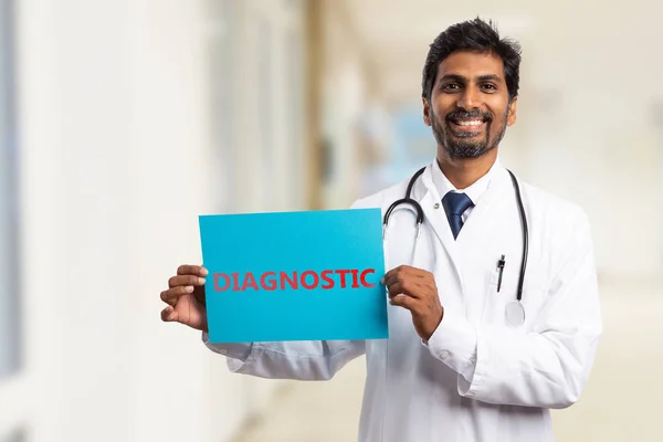 Индийский Медик Улыбается Показывая Красный Диагностический Текст Синей Бумаге — стоковое фото
