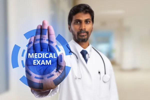 Indischer Arzt Hält Handfläche Auf Transparentem Bildschirm Mit Blauem Knopf — Stockfoto