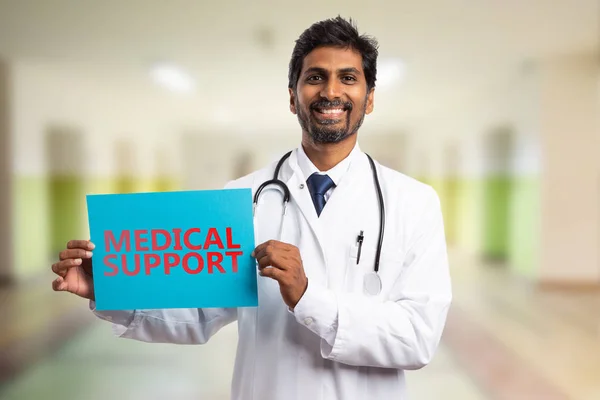 Dokter medische ondersteuning tekst presenteren op pape — Stockfoto