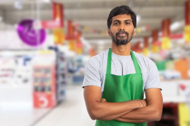 Süpermarket çalışan dikey, çapraz kol