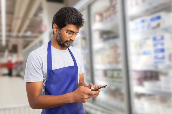 Süpermarket çalışan manifatura fon üzerinde