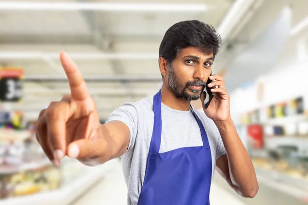Indien travaillant au magasin faisant ne pas déranger gestur — Photo