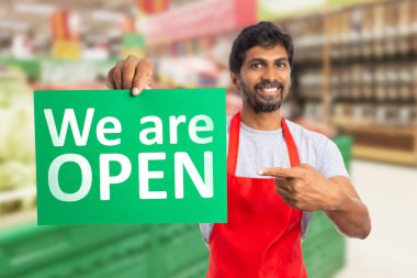 Biz de işaret hipermarket çalışan erkeğin açık pape