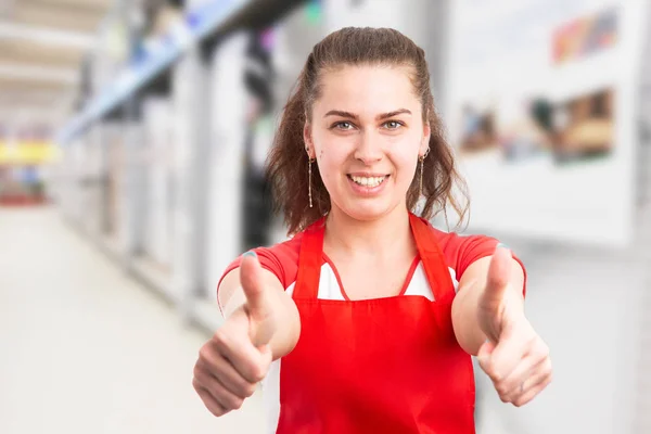 Сотрудник супермаркета делает большой жест — стоковое фото