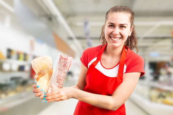 Woman working at supermarket holding frozen mea — Stock Photo, Image