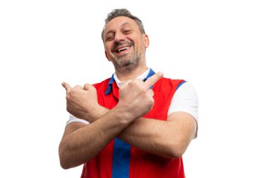 Şaka orta parmak gestur gösterilen markette çalışan adam