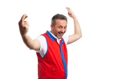 İyi şanslar gestur parmak tutan süpermarkette çalışan adam