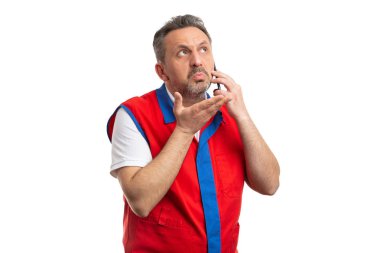 Süpermarket çalışan fon üzerinde konuşuyor