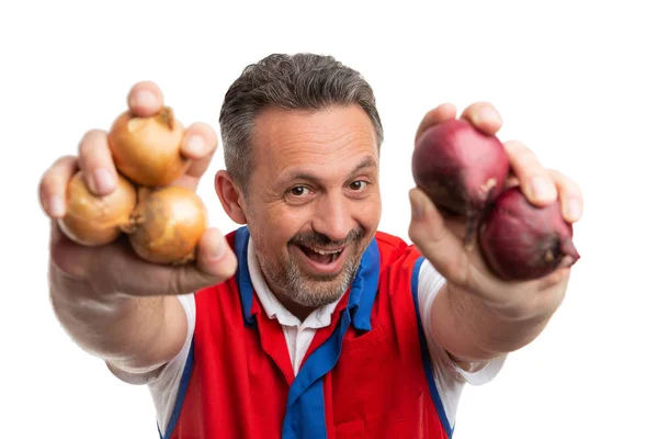 Grocery store employee presenting onions — Stock Photo, Image