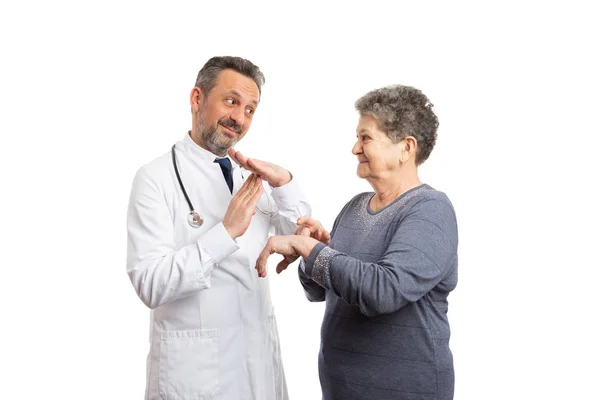 Arzt macht Pausengeste, während Patient auf Handgelenk zeigt — Stockfoto