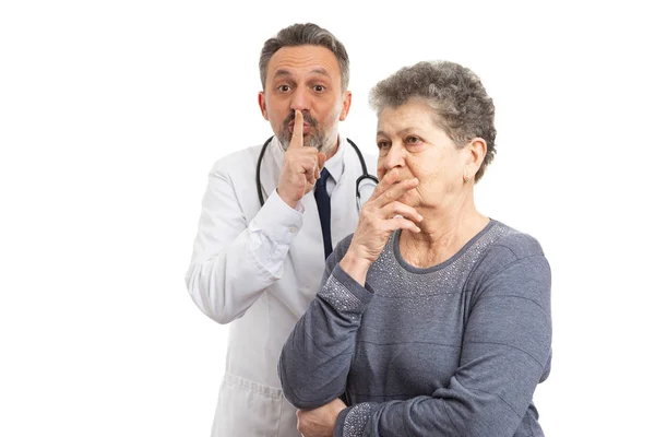 Doctor haciendo gesto de silencio detrás del paciente — Foto de Stock