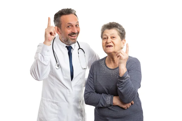Médico e paciente fazendo gesto de revelação — Fotografia de Stock