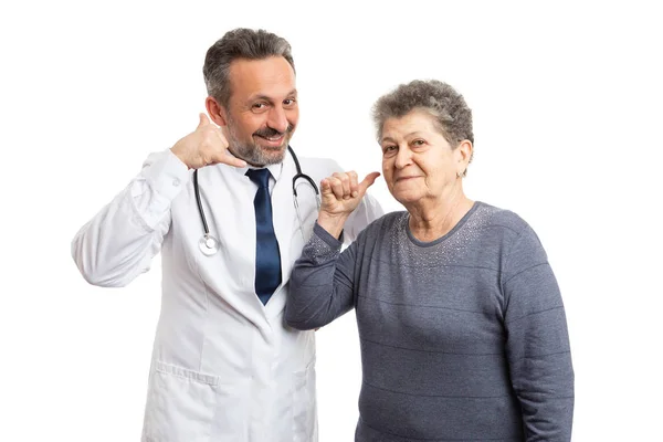 Médico e paciente segurando os dedos como conceito de telefone — Fotografia de Stock