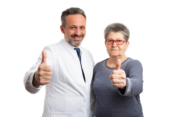 Врач и пациент делают большой палец вверх жестом — стоковое фото