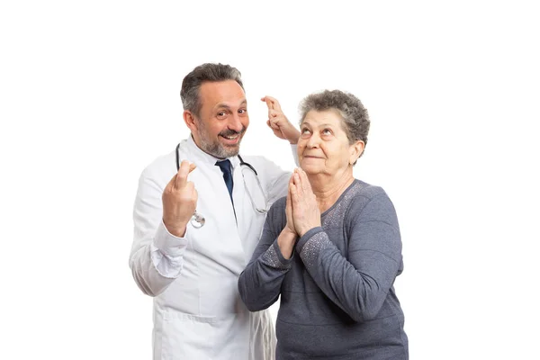Medic tenendo le dita incrociate e paziente pregando per buona fortuna — Foto Stock