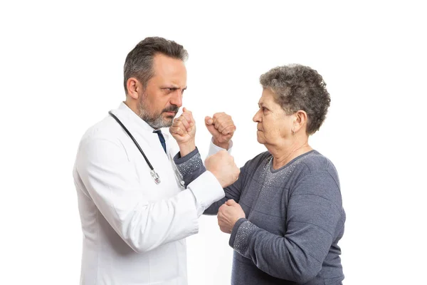 Medico e paziente che litigano con pugni — Foto Stock