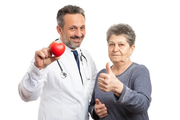 心脏病专家显示心脏和病人竖起大拇指 — 图库照片