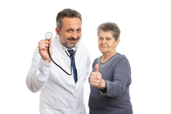 Sanitäter hält Stethoskop und Patient zeigt ähnliche Geste — Stockfoto