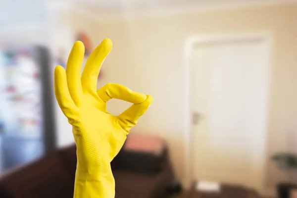 Primer plano del guante amarillo que muestra el gesto correcto — Foto de Stock