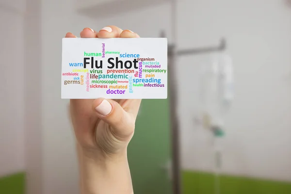 Cartão médico segurando branco com texto de tiro de gripe — Fotografia de Stock