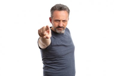 Adam ciddi ifade ile kamera işaret