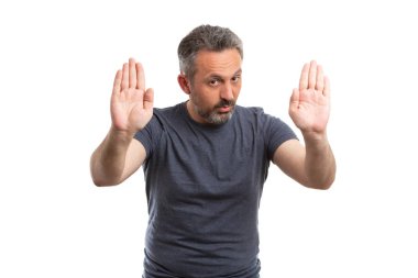 Dur jesti olarak avuç içi gösteren adam