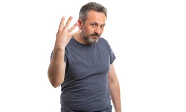 Adam parmakları ile dört jest yapıyor