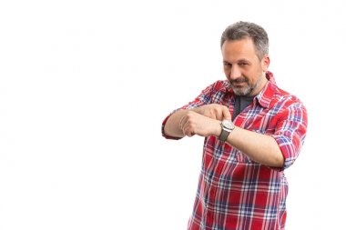 saatine işaret eden adam