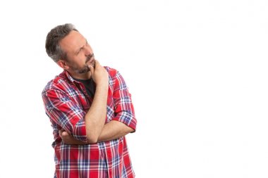 Ciddi adam düşünme ve copyspace bakarak