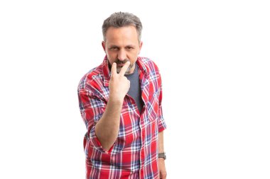 Adam sizi izlerken gözleri parmakla işaret