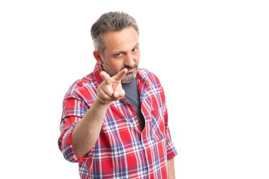 Kamerayı işaret eden adam