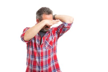 Burunkokan koltuk altı gibi tutan adam