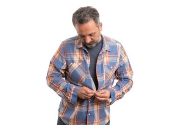 Tişörtünü kadar düğmelerini adam