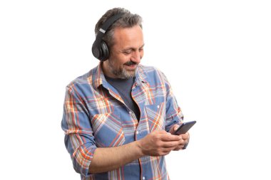 Adam mesajlaşma ve müzik dinleme