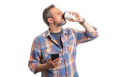 Adam kahve içme ve telefon tutarak