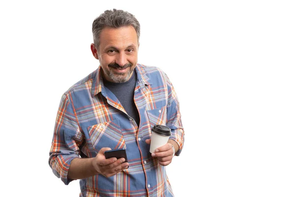 Uomo in possesso di telefono e tazza — Foto Stock