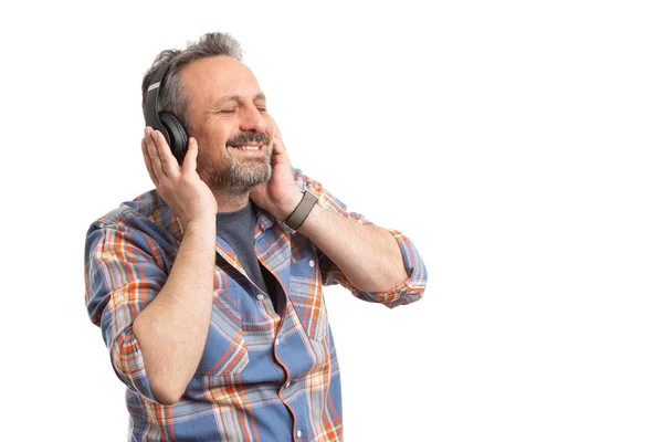 Człowiek ze słuchawkami ciesząc się muzyką — Zdjęcie stockowe